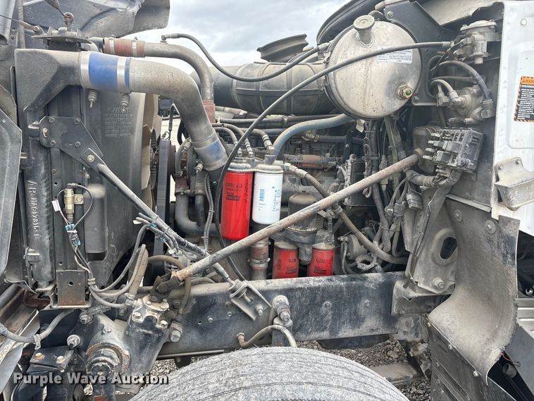 image for item EU0338 2001 Mack CH613 semi truck