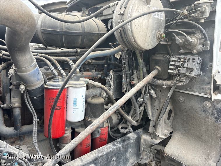 image for item EU0338 2001 Mack CH613 semi truck