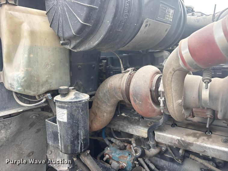 image for item EU0338 2001 Mack CH613 semi truck