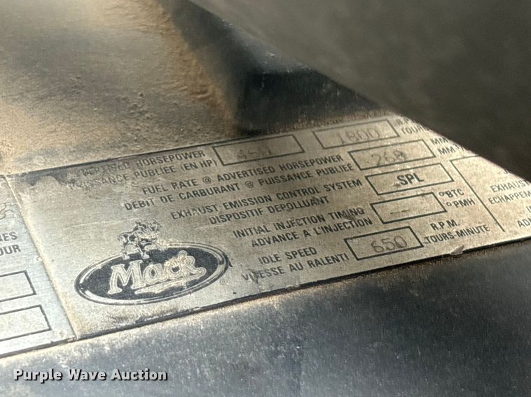 image for item EU0338 2001 Mack CH613 semi truck