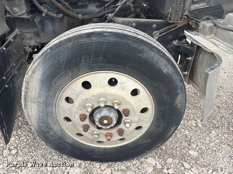 image for item EU0338 2001 Mack CH613 semi truck