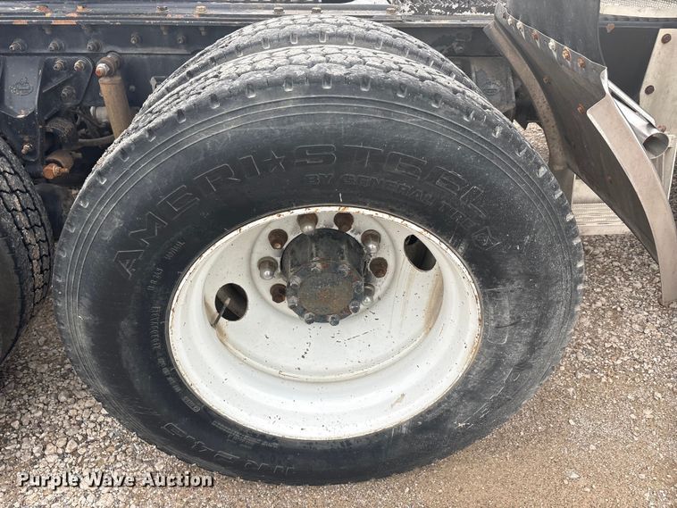 image for item EU0338 2001 Mack CH613 semi truck