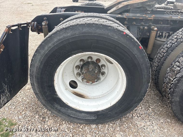 image for item EU0338 2001 Mack CH613 semi truck