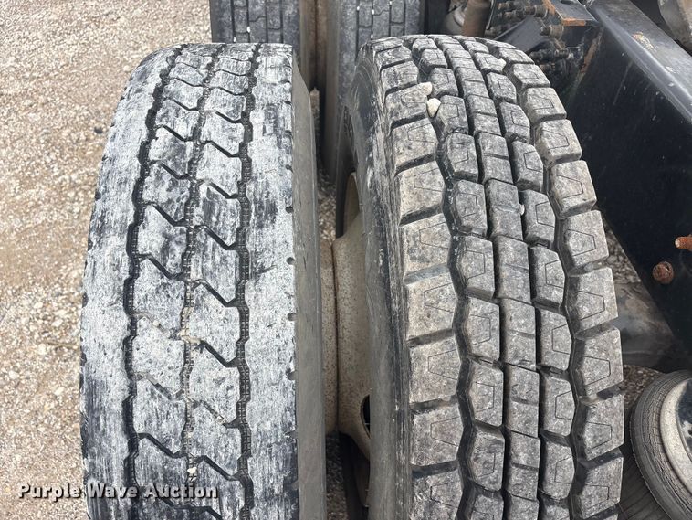 image for item EU0338 2001 Mack CH613 semi truck