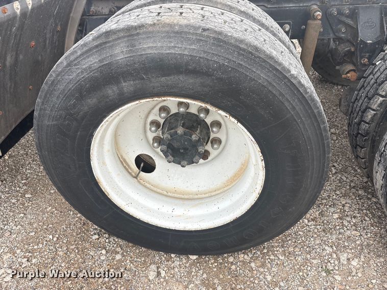 image for item EU0338 2001 Mack CH613 semi truck