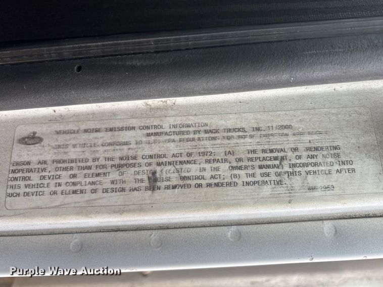 image for item EU0338 2001 Mack CH613 semi truck