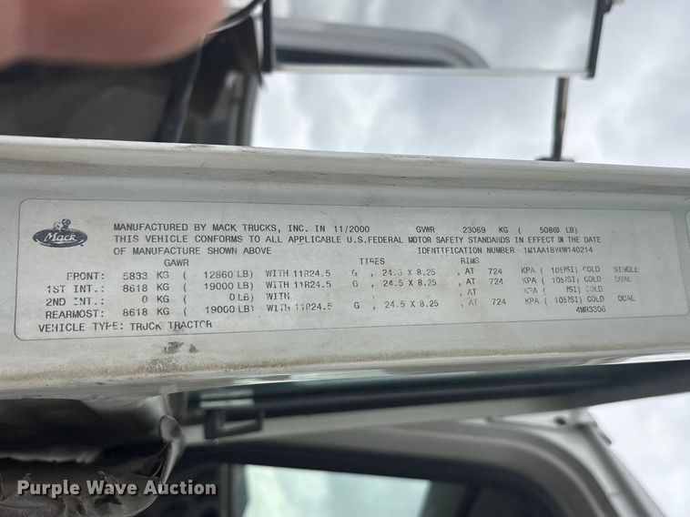 image for item EU0338 2001 Mack CH613 semi truck