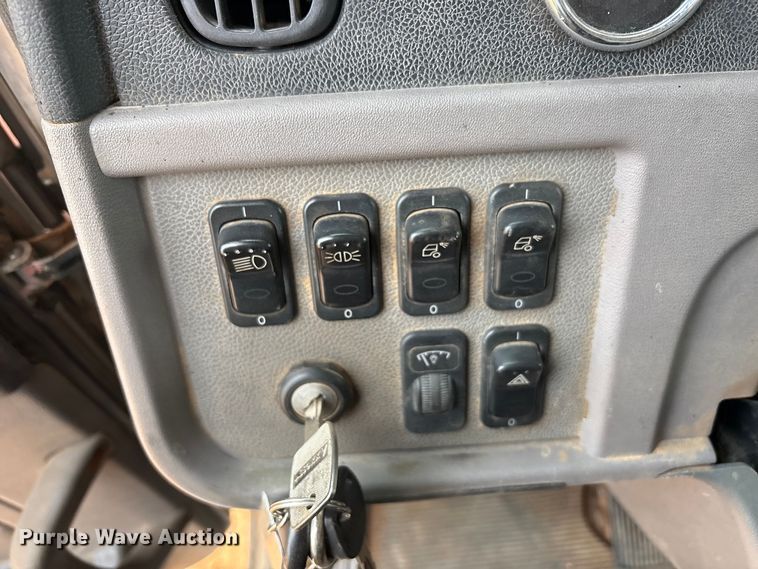 image for item EU4887 2012 Peterbilt 367 cotton module transport truck