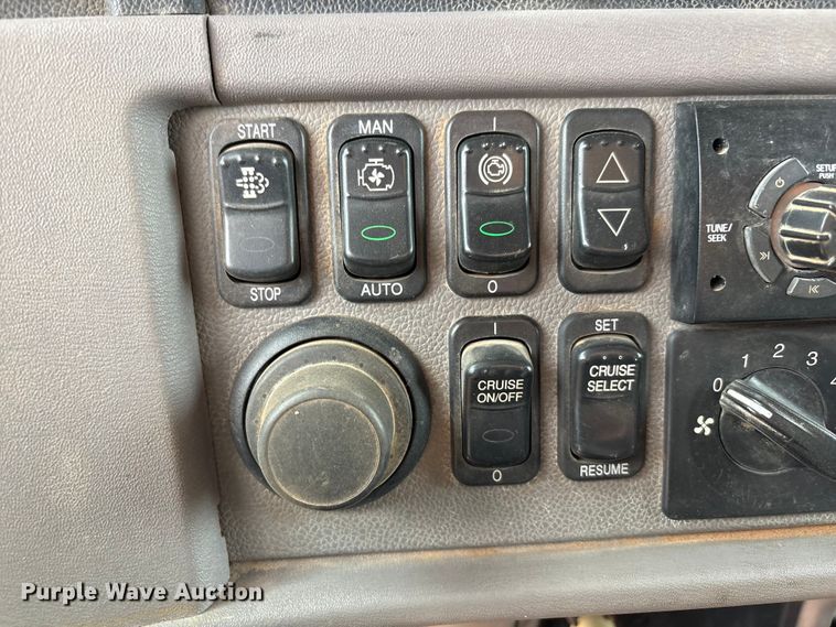 image for item EU4887 2012 Peterbilt 367 cotton module transport truck