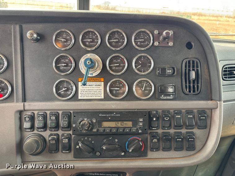 image for item EU4887 2012 Peterbilt 367 cotton module transport truck