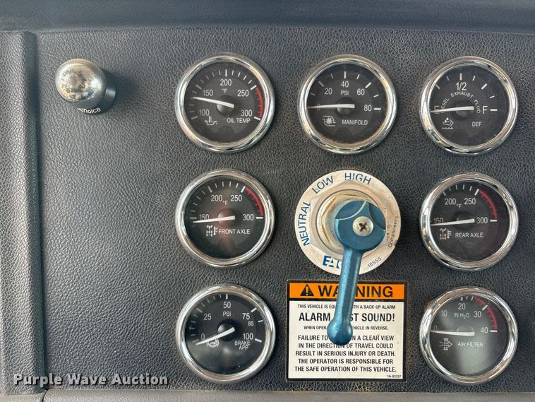 image for item EU4887 2012 Peterbilt 367 cotton module transport truck