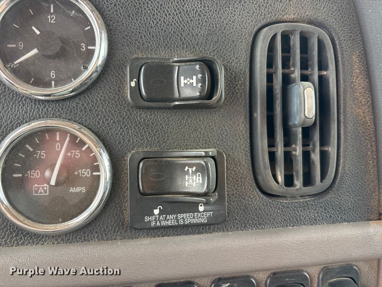 image for item EU4887 2012 Peterbilt 367 cotton module transport truck