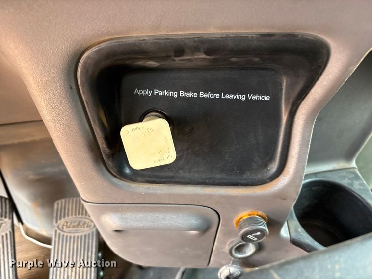 image for item EU4887 2012 Peterbilt 367 cotton module transport truck