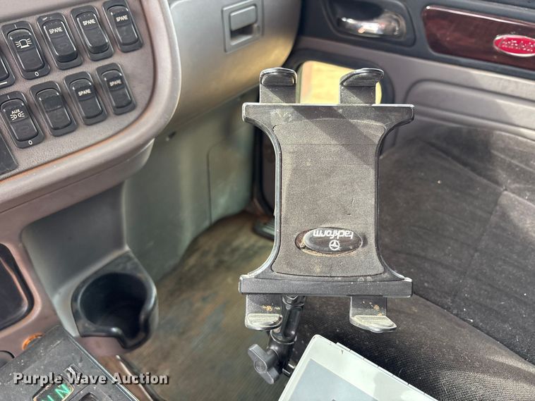 image for item EU4887 2012 Peterbilt 367 cotton module transport truck