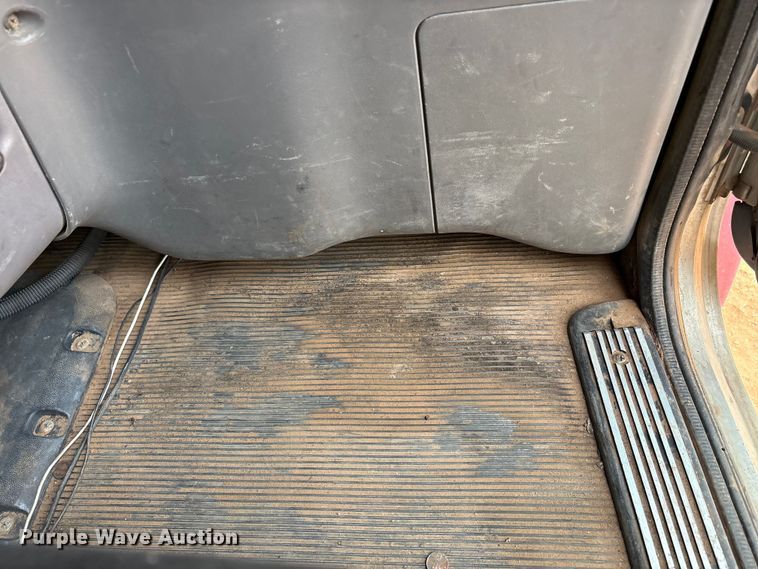 image for item EU4887 2012 Peterbilt 367 cotton module transport truck