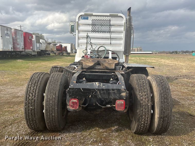 image for item EV2780 2014 Peterbilt 365 semi truck