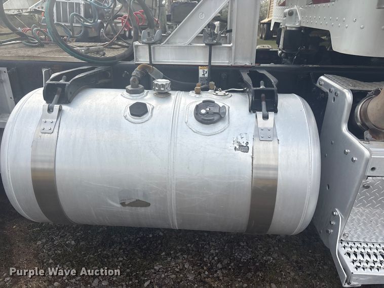 image for item EV2780 2014 Peterbilt 365 semi truck