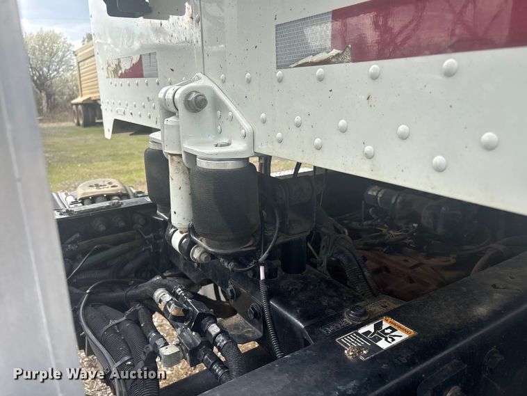 image for item EV2780 2014 Peterbilt 365 semi truck