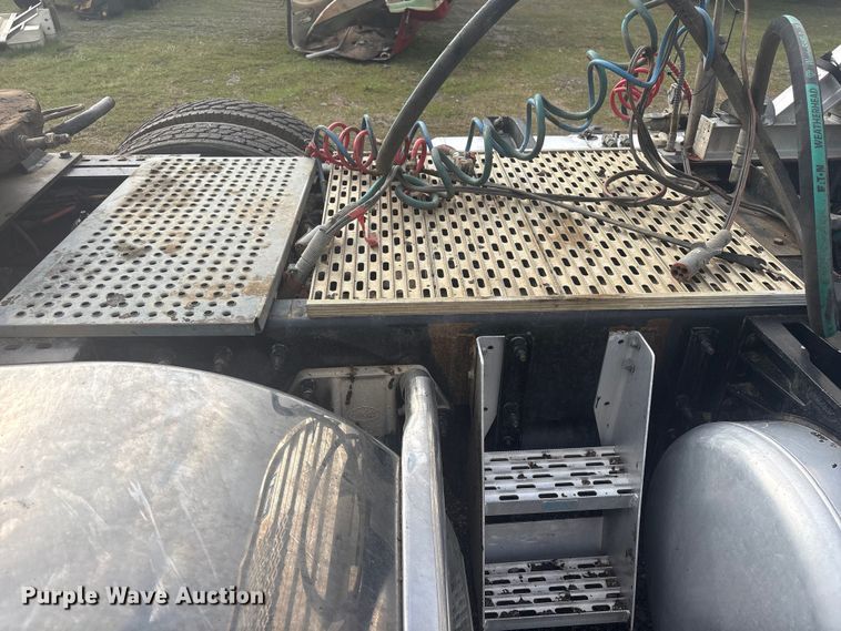 image for item EV2780 2014 Peterbilt 365 semi truck