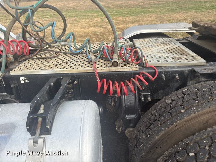 image for item EV2780 2014 Peterbilt 365 semi truck