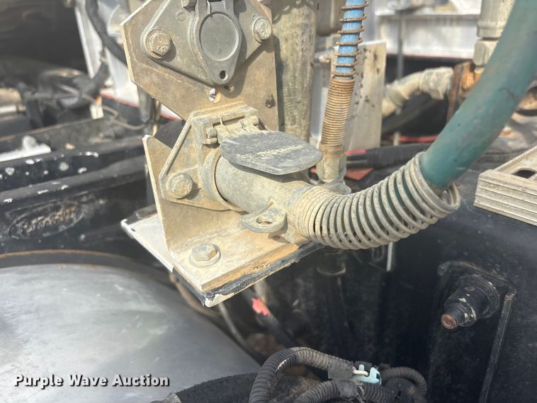 image for item EV2780 2014 Peterbilt 365 semi truck