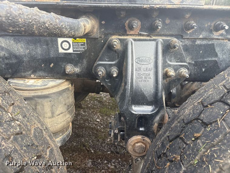 image for item EV2780 2014 Peterbilt 365 semi truck