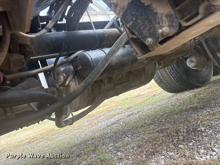 image for item EV2780 2014 Peterbilt 365 semi truck