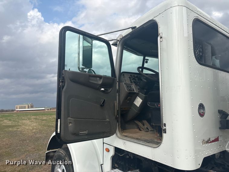 image for item EV2780 2014 Peterbilt 365 semi truck