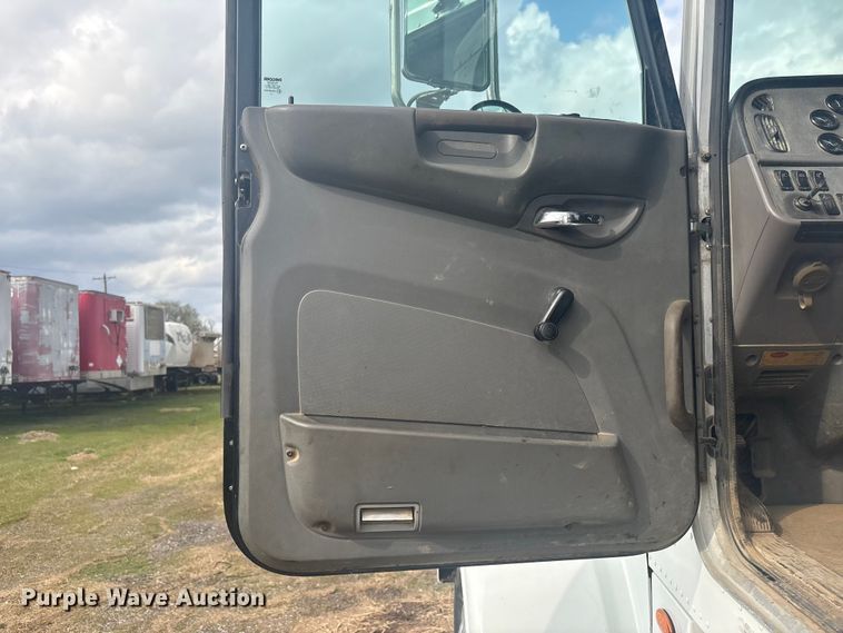 image for item EV2780 2014 Peterbilt 365 semi truck