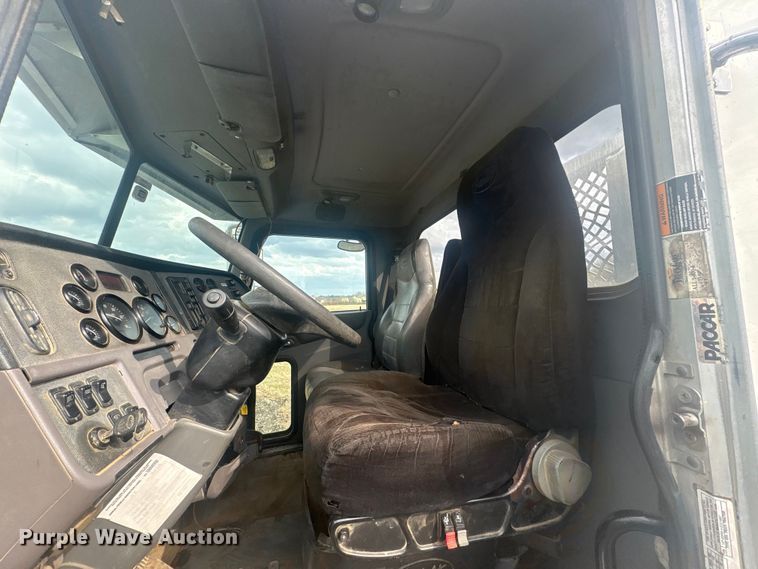 image for item EV2780 2014 Peterbilt 365 semi truck