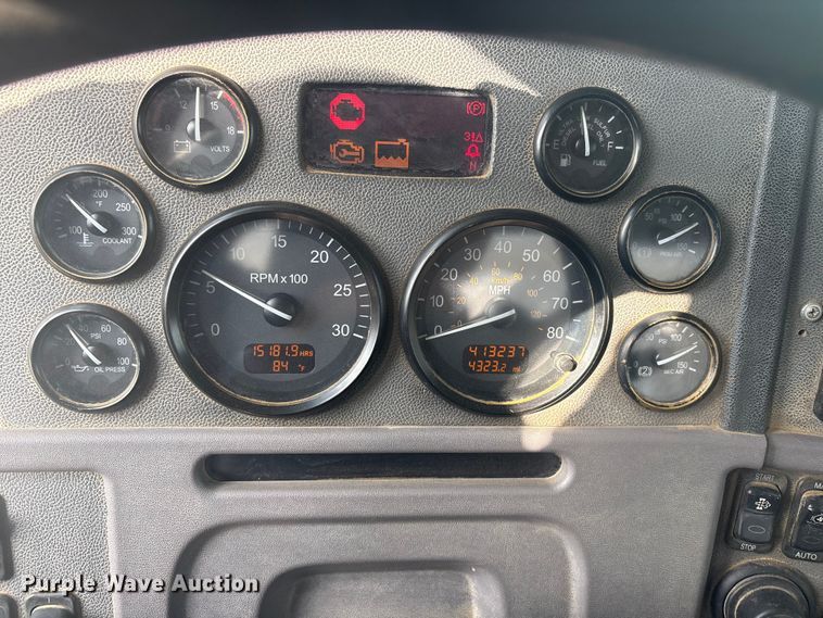 image for item EV2780 2014 Peterbilt 365 semi truck