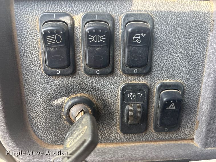 image for item EV2780 2014 Peterbilt 365 semi truck