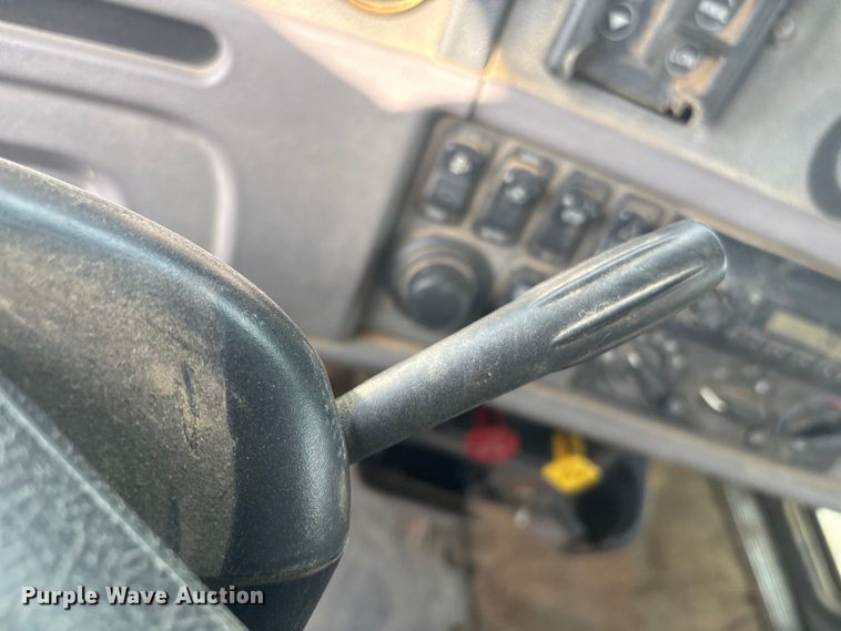 image for item EV2780 2014 Peterbilt 365 semi truck