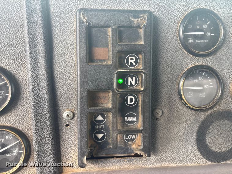 image for item EV2780 2014 Peterbilt 365 semi truck