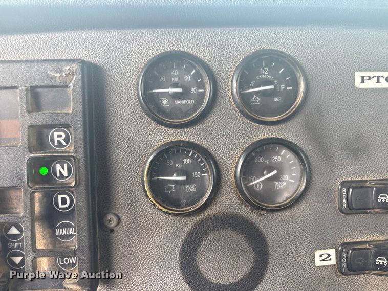 image for item EV2780 2014 Peterbilt 365 semi truck