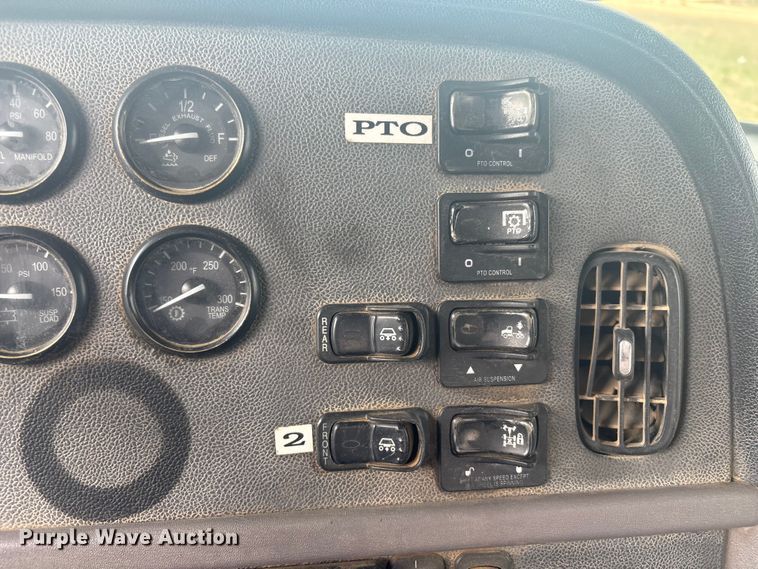 image for item EV2780 2014 Peterbilt 365 semi truck