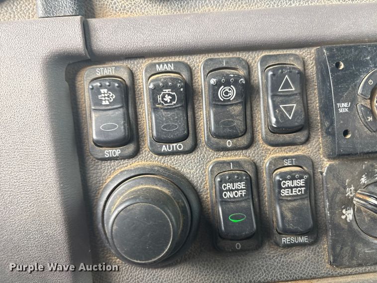 image for item EV2780 2014 Peterbilt 365 semi truck