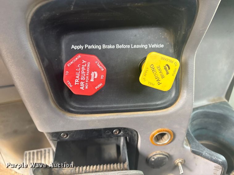 image for item EV2780 2014 Peterbilt 365 semi truck