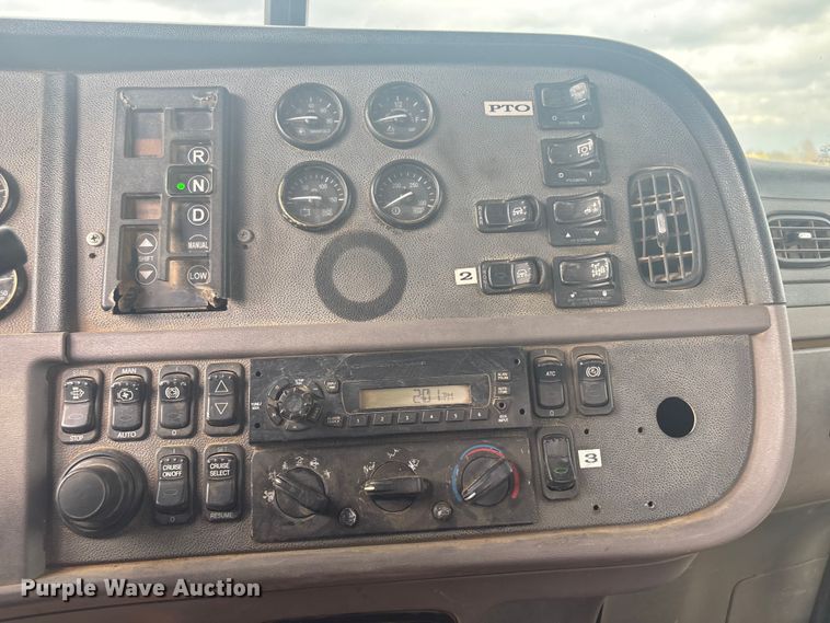 image for item EV2780 2014 Peterbilt 365 semi truck