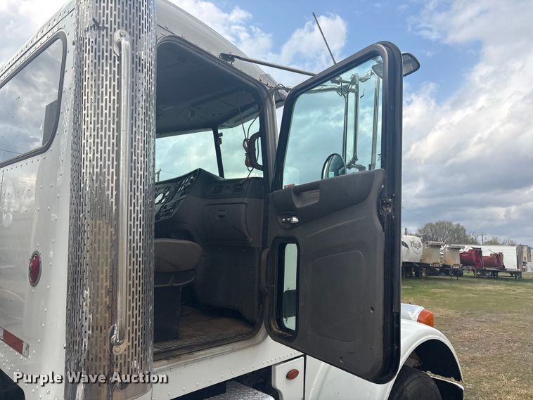 image for item EV2780 2014 Peterbilt 365 semi truck