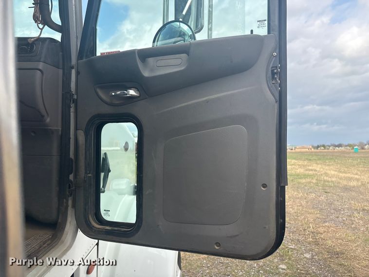 image for item EV2780 2014 Peterbilt 365 semi truck