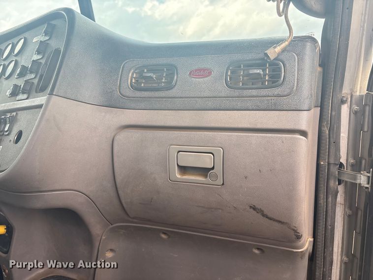 image for item EV2780 2014 Peterbilt 365 semi truck