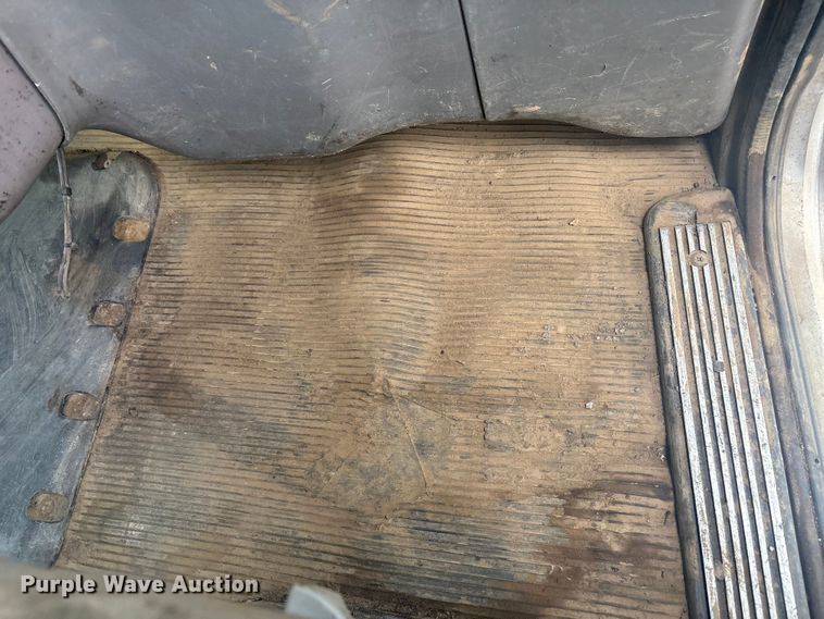 image for item EV2780 2014 Peterbilt 365 semi truck