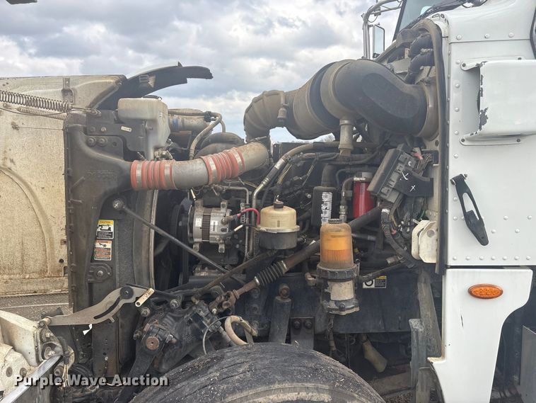 image for item EV2780 2014 Peterbilt 365 semi truck