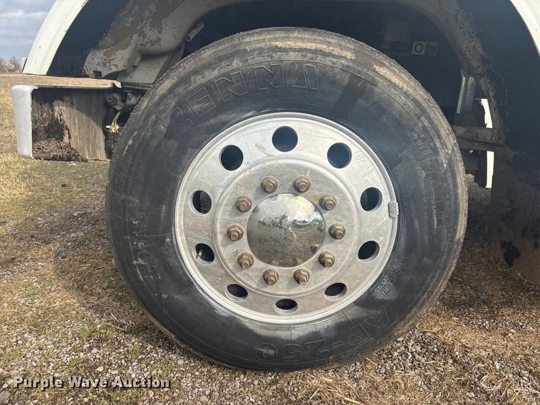 image for item EV2780 2014 Peterbilt 365 semi truck