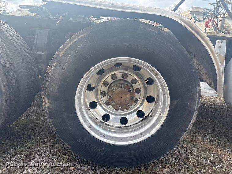 image for item EV2780 2014 Peterbilt 365 semi truck