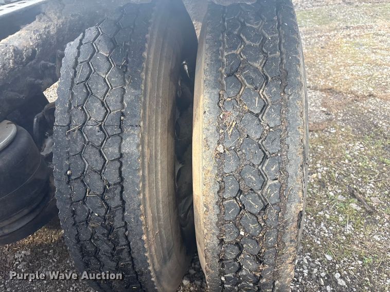 image for item EV2780 2014 Peterbilt 365 semi truck