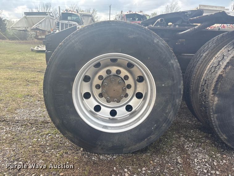 image for item EV2780 2014 Peterbilt 365 semi truck