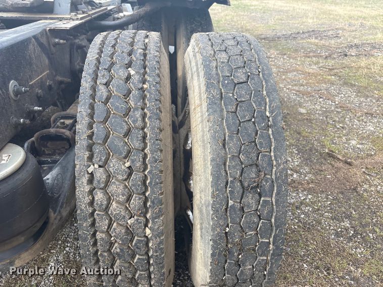 image for item EV2780 2014 Peterbilt 365 semi truck