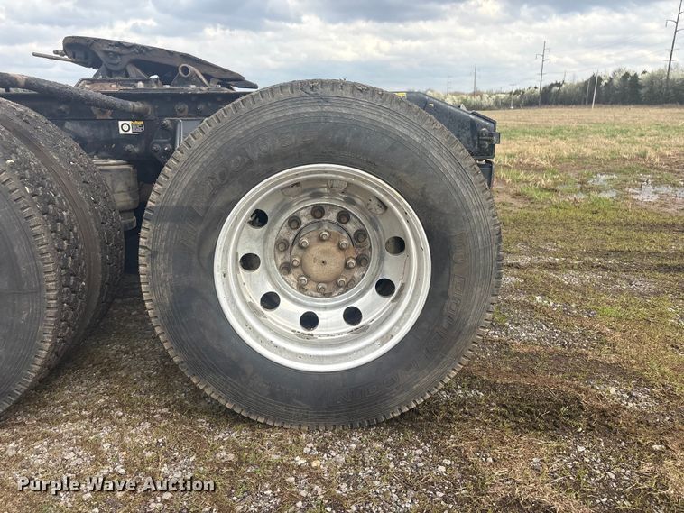 image for item EV2780 2014 Peterbilt 365 semi truck